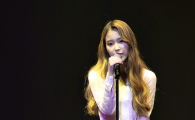 [포토]'입술사이' 열창하는 아이유