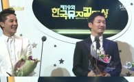 조승우, '한국뮤지컬대상' 인기상 수상… "준수와 함께 이 상을 받아 기뻐"