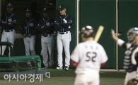 [포토] 두산 벤치 '중요한 순간에 박병호는 걸러야'
