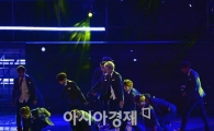 [포토]EXO, 어둠속에서도 빛나는 '카리스마'
