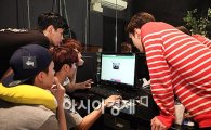 [포토]마이네임, '실시간 댓글 확인중'(스타24시)