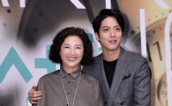 [포토]포즈 취하는 고두심-정용화