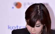 [포토]박봄, 인형 얼굴을 어떻게 그리지?
