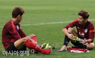 [포토] 손흥민 '일록아 네 축구화 좋아보인다~'