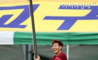 [포토] 밝은 표정의 손흥민 '봉 댄스?'