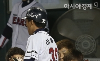 [포토] 민병헌 '종욱이형, 엉덩이에 흙 털어줄게요'