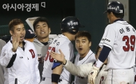 [포토] 홍성흔 '이종욱 어서와~'