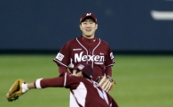 [포토] 유한준 '서건창이 멀리까지 왔네'