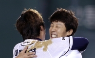 [포토] 이원석 '승리투수 오현택과 포옹'