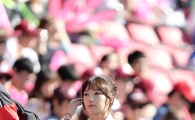 [포토] 넥센 배트걸 신슬아 '원정경기는 팬으로 응원 왔어요~'
