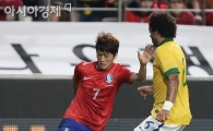 [포토] 이청용 '마르셀로를 제쳐라'