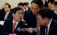 [포토]논의하는 유정복 안전행정부 장관 
