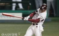 [포토] 헛스윙 삼진아웃 당하는 이성열