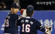 [포토] 유희관 '이원석, 나에겐 다이아몬드 같은 존재야!'