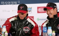 [포토] 이병규 '속이 비었네?'
