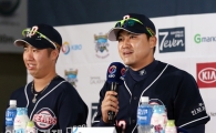 [포토] 홍성흔 '미라클 두산, 이제 시작이야'