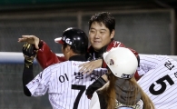 [포토] 류제국 '이병규, 널 안아주겠어'