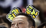 [포토] 머리띠 쓴 두산그룹 박용만 회장