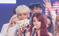 [포토]종현, 샤이니 사인CD를 아이유에게~
