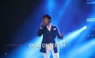 [포토]'트로트계 훈남' 홍원빈, '열정적인 무대'