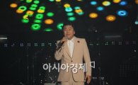 [포토]'꽃중년' 최영철, '사랑이 뭐길래~'