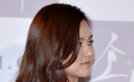 [포토]김윤혜, 파격의상에 어쩔 줄 모르는 손!