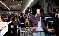 [포토]지드래곤, 팬과 조금 더 가까이 '완벽한 무대매너'