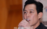 [포토]이정재, 물 마시는 모습도 '화보'