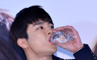 [포토]서인국 '목이 타네'
