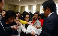 [포토]미처 들어가지 못하고 