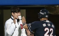 [포토] 김재호 '커피 마시다 홈인 축하'