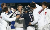 [포토] 홈인 축하받는 최재훈 '내가 복덩이야'