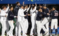 [포토] 김현수 '모두의 축하 받으며 홈인'