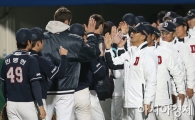 [포토] 김진욱 감독 '수고했어 니퍼트'