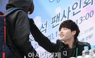 [포토]이종석, 머리 쓰담쓰담 팬서비스 '이러니 안반해?'