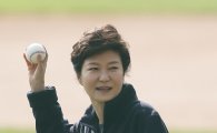 [포토] 시구하는 박근혜 대통령