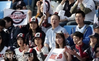[포토] 두산 박용만 회장 '응원가도 불러가며~'