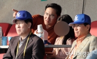[포토] 딸에게 설명하는 삼성 이재용 부회장