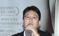 [포토]'무게' 전규환 감독, 떨리는 물 한모금
