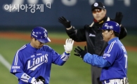 [포토] 적시타 치고 기뻐하는 김태완