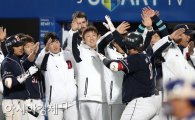 [포토] 홈런 축하받는 최준석