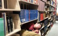 진정한 학구파 "얼마나 피곤했으면…도서관 쪽잠의 고수"