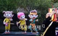 [포토]등불 켜지기 전에 벌써 기념사진 