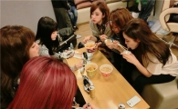 티아라, 소탈한 일상 모습 공개 '라면과 김밥이 최고'