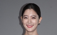 [포토]클라라, 가슴라인 강조한 '과감한 노출'