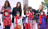 [포토]다문화가정 어린이들에게 목도리 매주는 소녀시대
