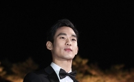 [포토]레드카펫 밟는 김수현 '조각이네'
