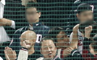 [포토] 두산 박용만 회장 '기적이 이루어지는 순간, 두 눈으로 지켜봐야죠'