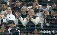 [포토] 두산 박용만 회장 '두 눈으로 기적을 직접 볼겁니다'