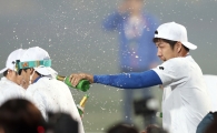[포토] 샴페인 뿌리는 권혁